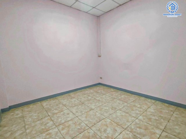 ทาวน์เฮ้าส์มือสองย่านนนทบุรี ม.ศุธาวัลย์ บางกรวย-ไทรน้อย เนื้อที่ 17.6 ตร.ว. ฟังก์ชัน 3 ห้องนอน 1 ห้องน้ำ 1 ที่จอดรถ บนทำเลเยี่ยม เชื่อมต่อถ.ราชพฤกษ์ ถ.กาญจนาภิเษก และถ.รัตนาธิเบศร์ เพียง 3 นาทีถึง MRT "สถานีบางพลู" ใกล้จุดขึ้นทางด่วน "กาญจนาภิเษก"